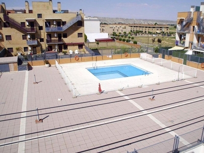 Alquiler de piso en Utebo de 2 habitaciones con piscina y garaje
