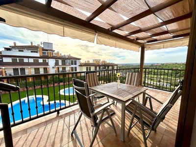 Ático en alquiler en Costa Esuri de 2 habitaciones con terraza y piscina