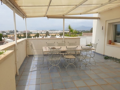 Ático en alquiler en Nueva Andalucía centro de 3 habitaciones con terraza y piscina