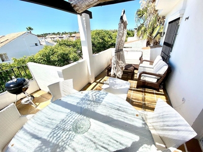 Ático en venta en Nueva Andalucía centro de 2 habitaciones con terraza y piscina