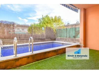 Fantástica casa de 4 habitaciones, con garaje, dos balcones, terraza y piscina!