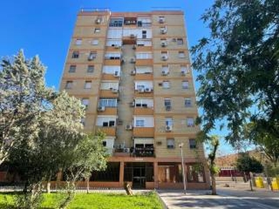 Piso de tres habitaciones novena planta, Pino Montano, Sevilla