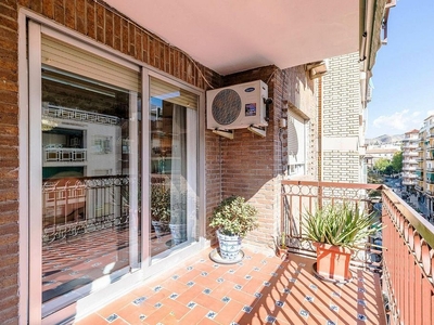 Piso en venta en Camino de Ronda - Rosaleda de 2 habitaciones con terraza y aire acondicionado