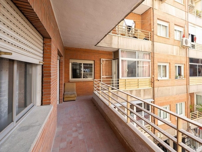Piso en venta en Camino de Ronda - Rosaleda de 5 habitaciones con terraza y balcón