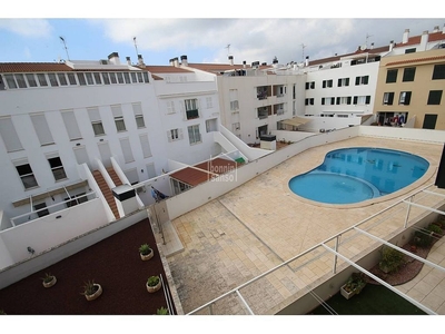 Piso en venta en Ciutadella de 2 habitaciones con terraza y piscina