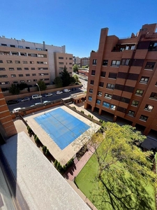 Piso en venta en Sanchinarro de 3 habitaciones con terraza y piscina