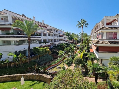 Venta de piso en Lomas de Marbella Club - Puente Romano de 2 habitaciones con terraza y piscina