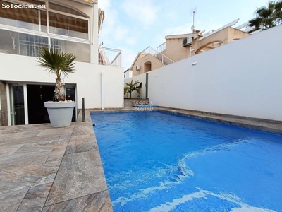 Villa con apartamento de invitados y piscina propia en Playa Flamenca