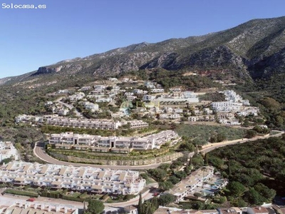 Adosados con vistas panorámicas a la bahía de Marbella y al gran embalse de Istán