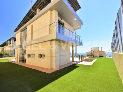 Villa moderna a estrenar con vistas espectaculares al mar en Finestrat