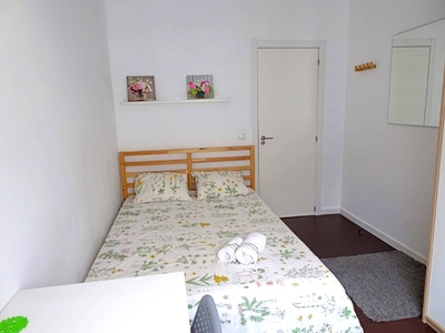 Bright Cosy Room By Metro Station At 10 Min. Drive From Sagr