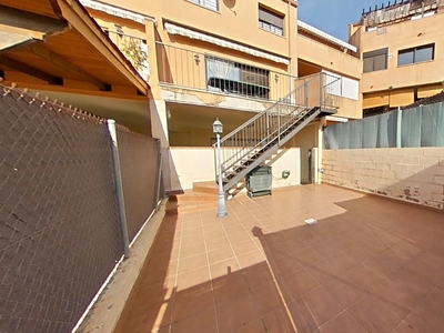 Casa Pareada en venta. Casa adosada en la zona de los Closos, 4 habitaciones, 2 baños y 1 aseo, garaje, jardín, terraza y patio.