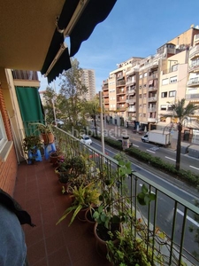 Piso vivienda muy luminosa y toda exterior en paseo valldaura. en Barcelona