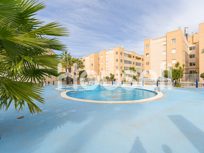 Venta de vivienda con piscina y terraza en La Siesta, El Salado, Torreta, El Chaparral (Torrevieja)