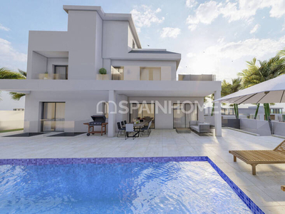 Amplia y Elegante Casa Unifamiliar con Piscina en Alicante