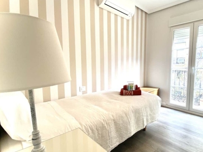 Habitación luminosa en apartamento de 6 dormitorios en Argüelles, Madrid