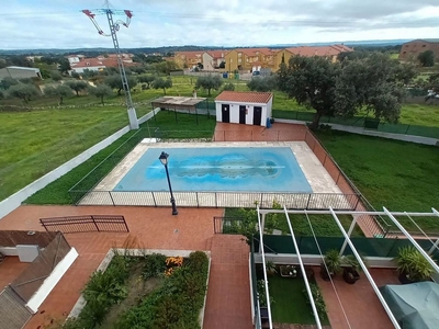 Piso en venta en Navalcán de 2 habitaciones con terraza y piscina