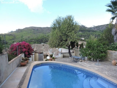 Preciosa casa de pueblo con jardín y piscina en Andratx