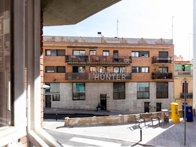 Alquiler apartamento 1ª planta;
tiene 91 m2;
patio de 10 m2;
4 habitaciones dobles;
salón/comedor;
cocina independiente y semi-equipada (sin nevera);
1 baño;
calefacción a gas;
sin aire acondicionado;
dos parking en finca (opcionales);
ascensor;
muebles no incluido en Barcelona