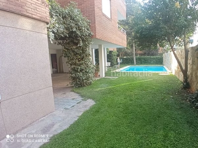 Alquiler apartamento en calle de vicente muzas piscina, jardín, calefacción central incluida en el precio. en Madrid