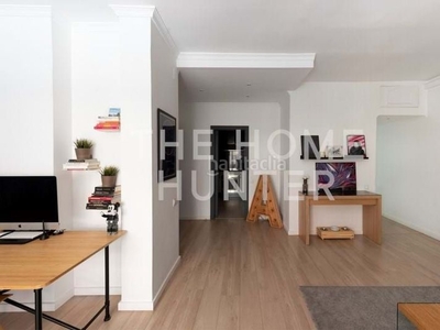 Alquiler apartamento recientemente reformado;
1ª planta;
tiene 78 m2;
salón-comedor;
cocina independiente y semi-equipada;
lavadero y patio;
2 habitaciones dobles;
vestidor;
1 baño;
balcón;
calefacción;
aire acondicionado;
opción a plaza de parking en finca;
asc en Barcelona