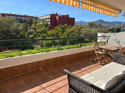 Alquiler ático con 3 habitaciones amueblado con ascensor, parking, piscina, aire acondicionado y vistas a la montaña en Marbella