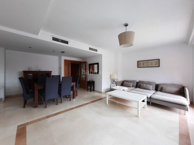 Alquiler casa adosada amueblada con parking, calefacción, aire acondicionado y vistas al mar en Marbella
