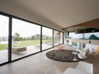Alquiler casa con 6 habitaciones amueblada con parking, piscina, aire acondicionado, jardín y vistas al mar en Benahavís