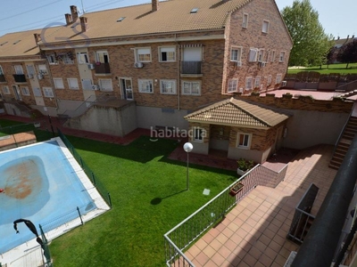 Alquiler piso alquiler de dos dormitorios en la dehesa. con piscina, plaza de garaje y trastero en Arroyomolinos