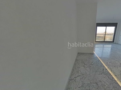 Alquiler piso cuarto con 3 habitaciones, ascensor, parking y piscina comunitaria en Sevilla