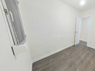 Alquiler piso cuarto con 3 habitaciones en Numancia Madrid