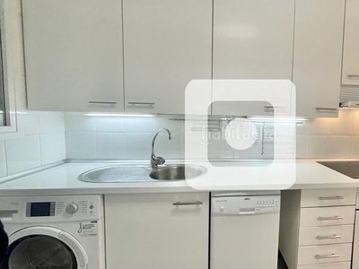 Alquiler piso de 2 habitaciones con 2 baños en zona tres olivos (fuencarral) con garaje y piscina. metro a 300 metros andando y parada de bus a 1 minuto en Madrid