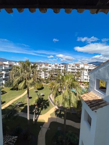 Apartamento con 2 habitaciones amueblado con ascensor, parking, calefacción, aire acondicionado y vistas al mar en Estepona