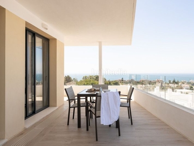Apartamento con 3 habitaciones amueblado con ascensor, parking, piscina, aire acondicionado y vistas al mar en Estepona