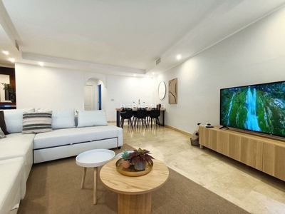 Apartamento con 3 habitaciones amueblado con ascensor, parking, piscina y aire acondicionado en Marbella