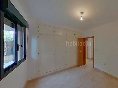 Apartamento en planta baja de dos dormitorios a cinco minutos andando a la playa. en Marbella