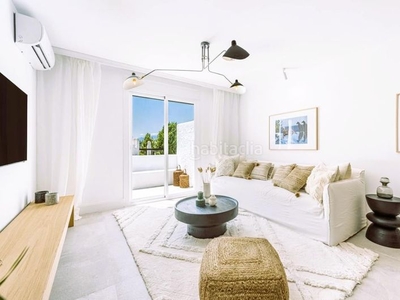 Ático con 3 habitaciones amueblado con parking, aire acondicionado, vistas al mar y vistas a la montaña en Marbella