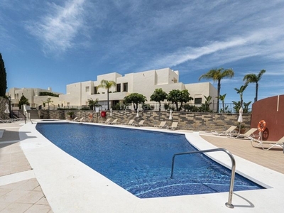 Ático con 3 habitaciones con ascensor, parking, piscina y aire acondicionado en Marbella