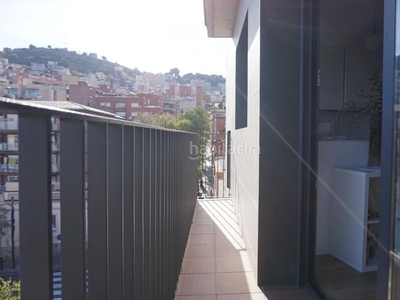 Ático con terraza y parquet en Carmel Barcelona