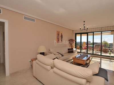 Ático en ronda del golf este ático con 2 habitaciones con ascensor, parking, calefacción, aire acondicionado y vistas al mar en Benalmádena