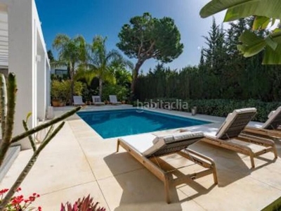 Casa con 4 habitaciones amueblada con parking, piscina, aire acondicionado y jardín en Marbella