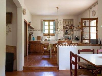 Casa con encanto ubicada junto a el casco antiguo de 350m2 distribuidos en 3 plantas con jardín de 500m2 y garaje. en Sant Vicenç de Montalt