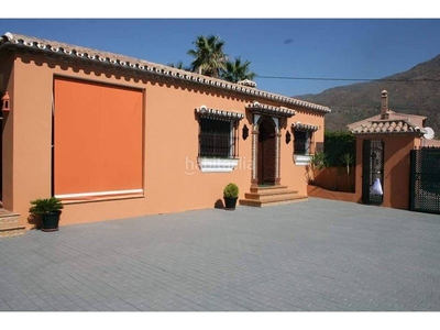 Chalet en venta en la gaspara-bahía dorada-buenas noches en Estepona