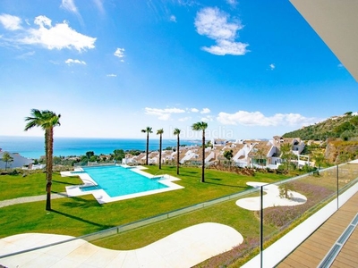 Chalet villa moderna terminada con vistas panorámicas al mar, club social y rodeado de un parque natural en Benalmádena