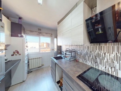Dúplex de 115m2 con 4 habitaciones luminosas con dos baños completos, cocina office, comedor con dos ambientes con salida amplia con toldos y orientada a sur oeste.este piso tan completo se ofrece con una plaza de parquing de 19m2 en la misma finca. en Girona