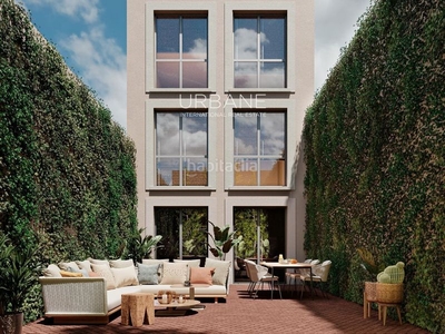 Piso acogedor apartamento dúplex de 4 dormitorios con mucho espacio, de diseño moderno con dos salones y una bonita terraza exterior, perfecto para una familia numerosa en Barcelona
