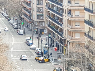 Piso alto con vistas, exterior a calle! estancias amplias y cuadradas! en el mismo paseo fabra i puig y junto al metro l5 vilapicina ! a 5 minutos andando del paseo maragall! en Barcelona