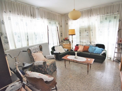 Piso amplio piso en pleno centro con 3 dormitorios y amplia terraza en Fuengirola