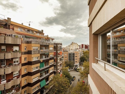 Piso con 4 habitaciones con ascensor en El Camp de l´Arpa del Clot Barcelona