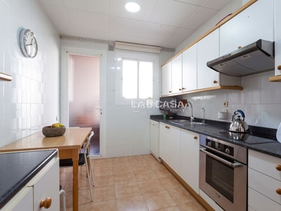 Piso con 4 habitaciones con ascensor, parking y calefacción en Hospitalet de Llobregat (L´)